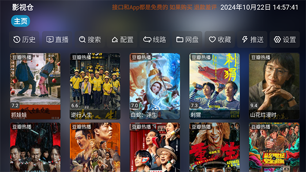 趴在书架上的虎斑猫爪尖触碰书脊壁纸